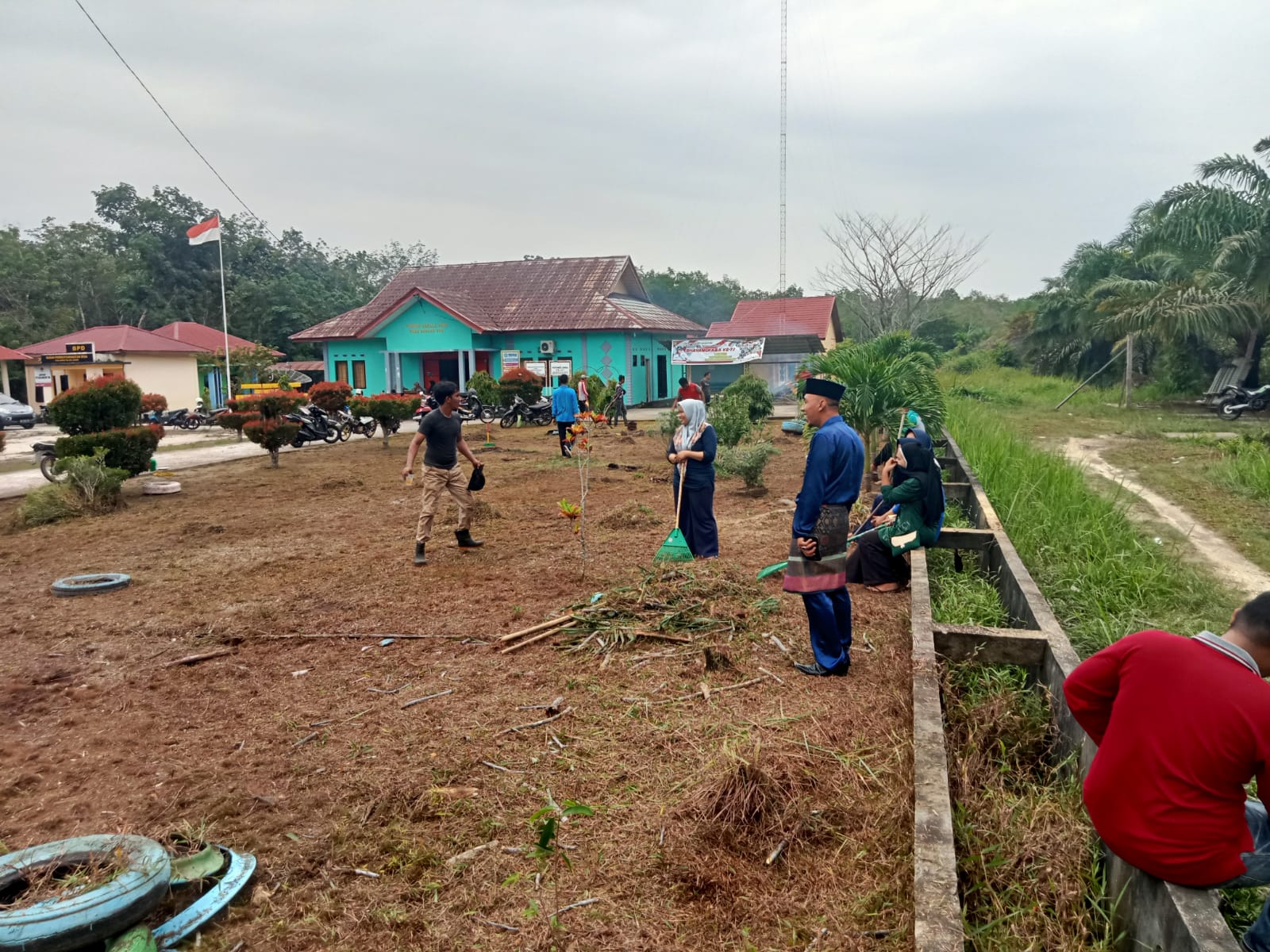 KEGIATAN BERSIH LINGKUNGAN KANTOR DESA BANTAN TUA