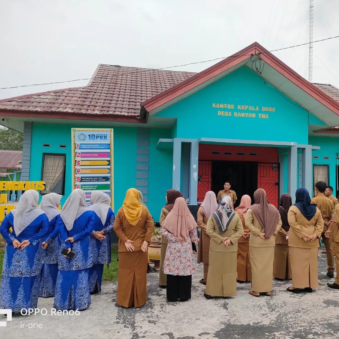 PELAKSANAAN APEL SENIN DILINGKUNGAN KANTOR DESA BANTAN TUA