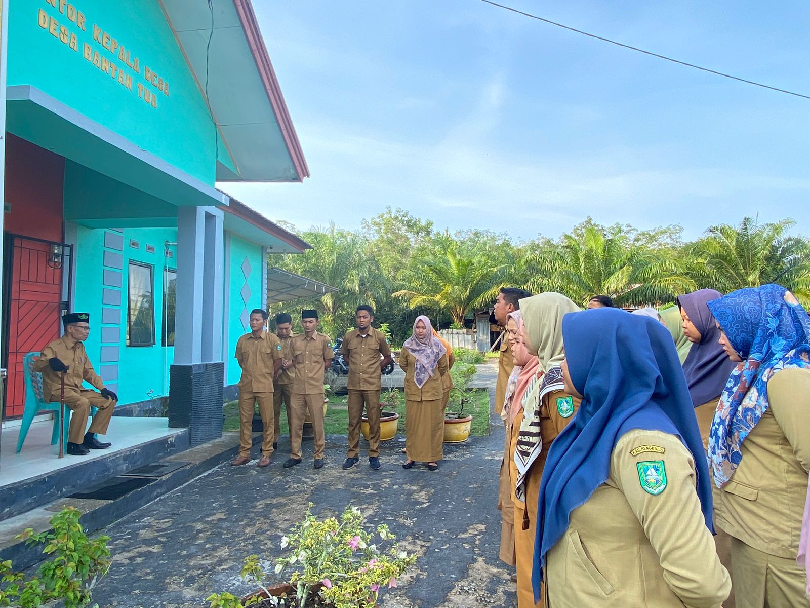 PELAKSANAAN APEL SENIN DILINGKUNGAN KANTOR DESA BANTAN TUA