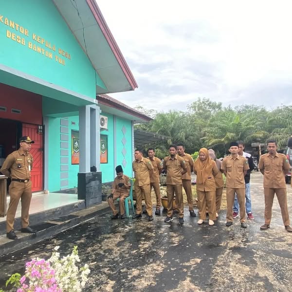 PELAKSANAAN APEL SENIN DILINGKUNGAN KANTOR DESA BANTAN TUA