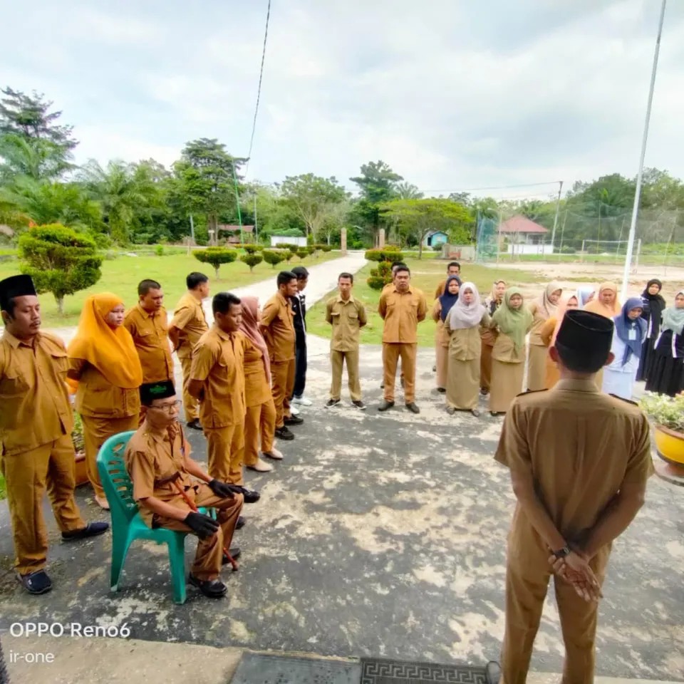 PELAKSANAAN APEL SENIN DILINGKUNGAN KANTOR DESA BANTAN TUA