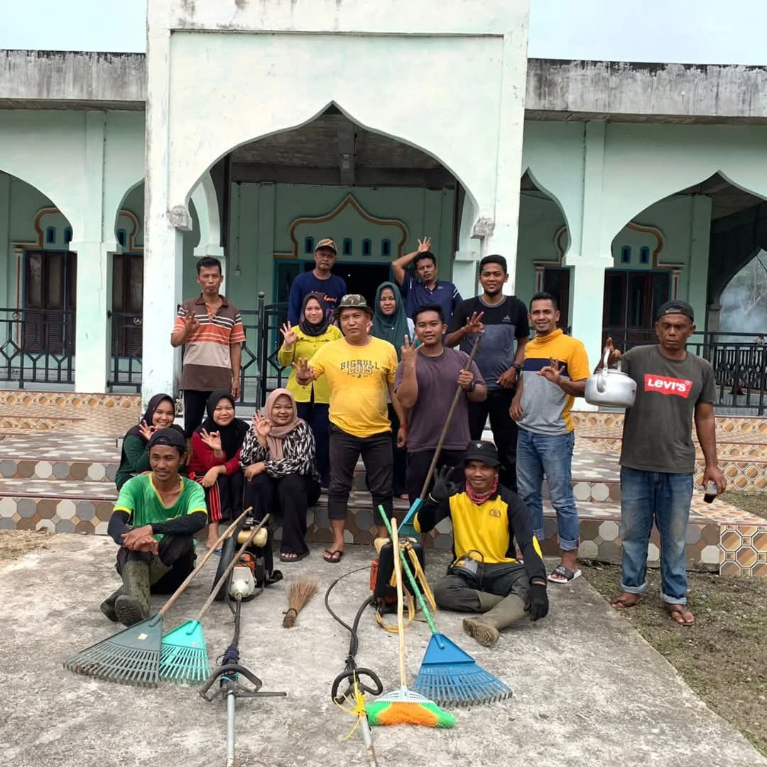 PEMERINTAH DESA BANTAN TUA MELAKSANAKAN GOTONG ROYONG MEMBERSIHKAN LINGKUNGAN MASJID NURUL IMAN