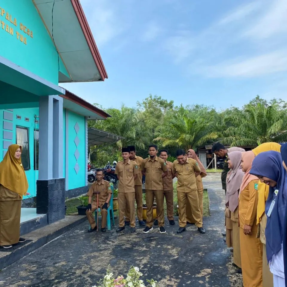 PELAKSANAAN APEL SENIN DILINGKUNGAN KANTOR DESA BANTAN TUA