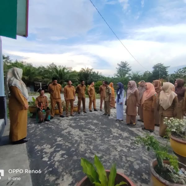 PELAKSANAAN APEL SENIN DILINGKUNGAN KANTOR DESA BANTAN TUA